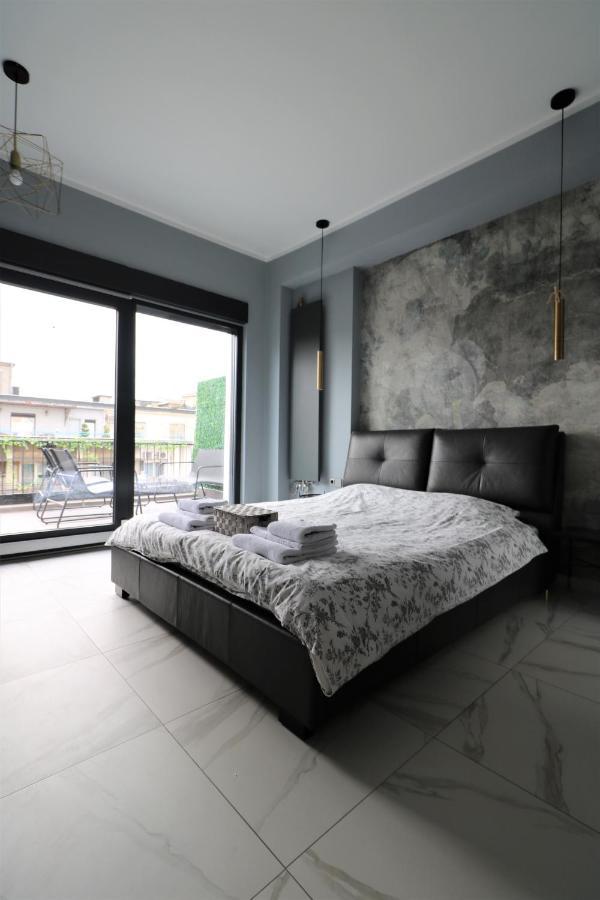 Deluxe Skyline Retreat - Old Town Apartment