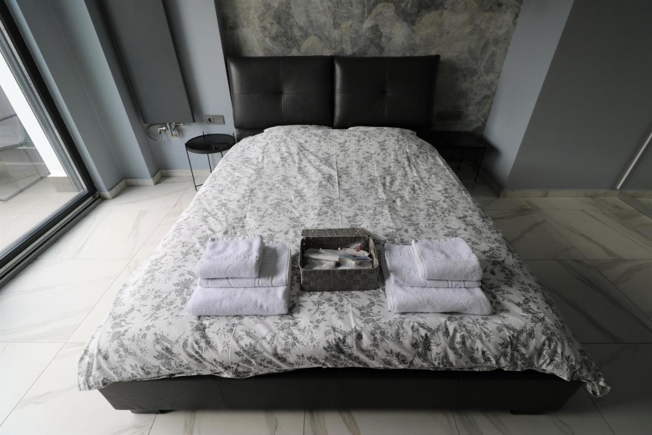 Deluxe Skyline Retreat - Old Town Apartment *